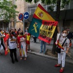 Varias personas homenajean a la Guardia Civil con banderas de España en la puerta de la Dirección General de la Guardia Civil de la calle Guzmán el Bueno de Madrid, España, a 1 de junio de 2020.