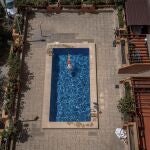 Una persona se baña en una piscina comunitaria