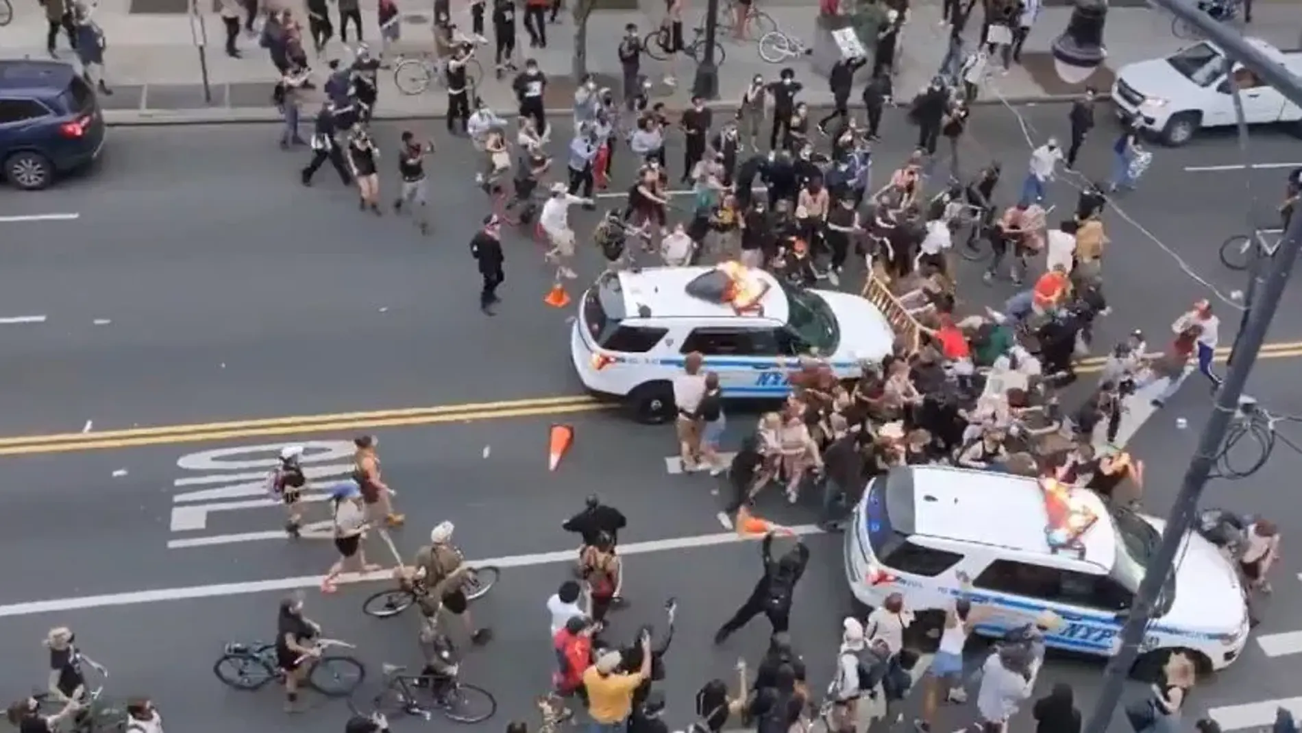 Momento en que un coche de policía arrolla a manifestantes en Nueva York