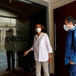 El ex presidente de la ANC Jordi Sánchez, junto a la presidenta de la Fundación Canpedró, Teresa Villoro , en una de sus llegadas a la entidad para ejercer el voluntariado
