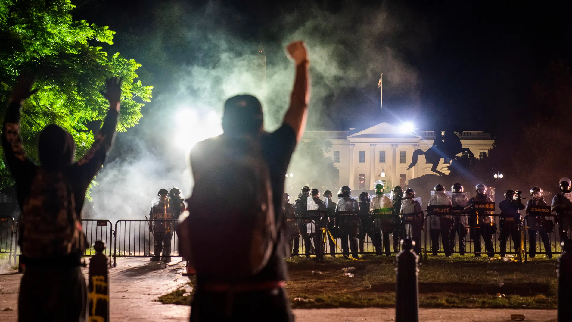 Las protestas contra la muerte de George Floyd se convirtió en una batalla campal frente a la Casa Blanca