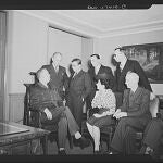 Periodistas franceses visitan, en 1945, al general George C. Marshall (sentado a la izquierda) en su despacho del Pentágono