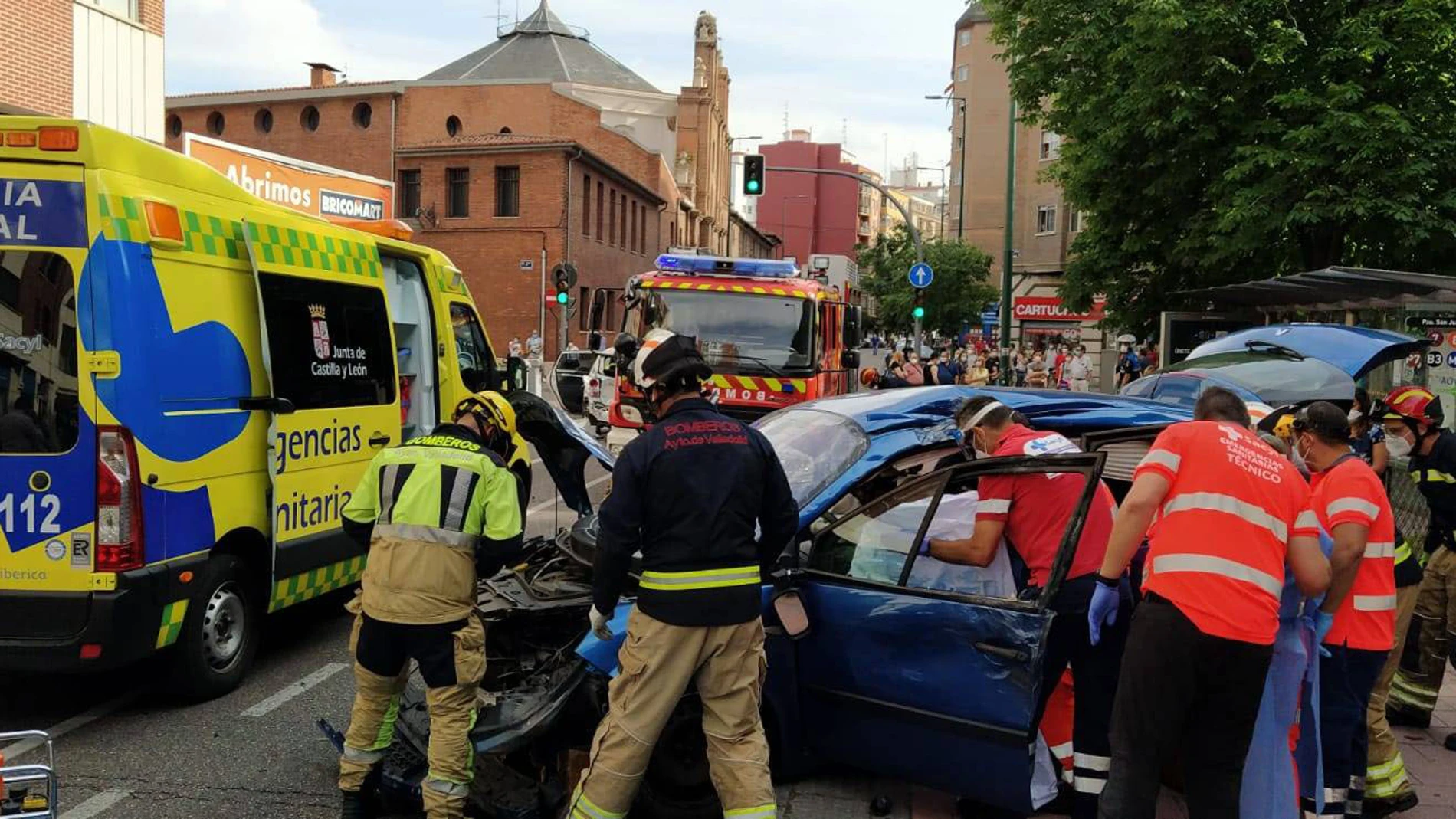 Varios heridos en una accidente con cinco vehículos en la plaza de San Juan de Valladolid el pasado mes de junio de 2020