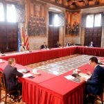 El presidente de la Generalitat, Ximo Puig, preside la reunión sobre el Acuerdo para la Reconstrucción de la Comunitat Valenciana con los presidentes de las diputaciones de Alicante, Castellón y Valencia, el presidente de la Federación Valenciana de Municipios y Provincias (FVMP), los alcaldes de València, Alicante y Elche, y la alcaldesa de Castelló, el presidente del Foro de Municipios del Interior y el presidente de la Comisión de Mancomunidades de la FVMP. También asisten representantes del Instituto Valenciano de Investigaciones Económicas (IVIE).
