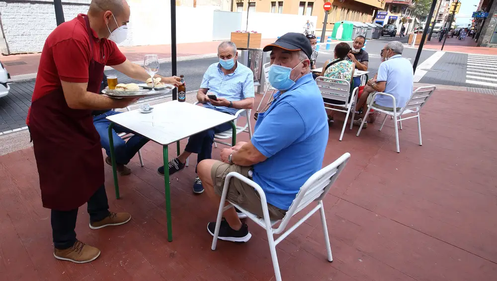 Actividad en una cafetería de Ponferrada durante el primer día de la fase 2 de la desescalada