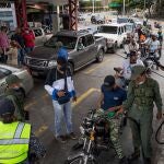 Colas para repostar en una gasolinera en Caracas