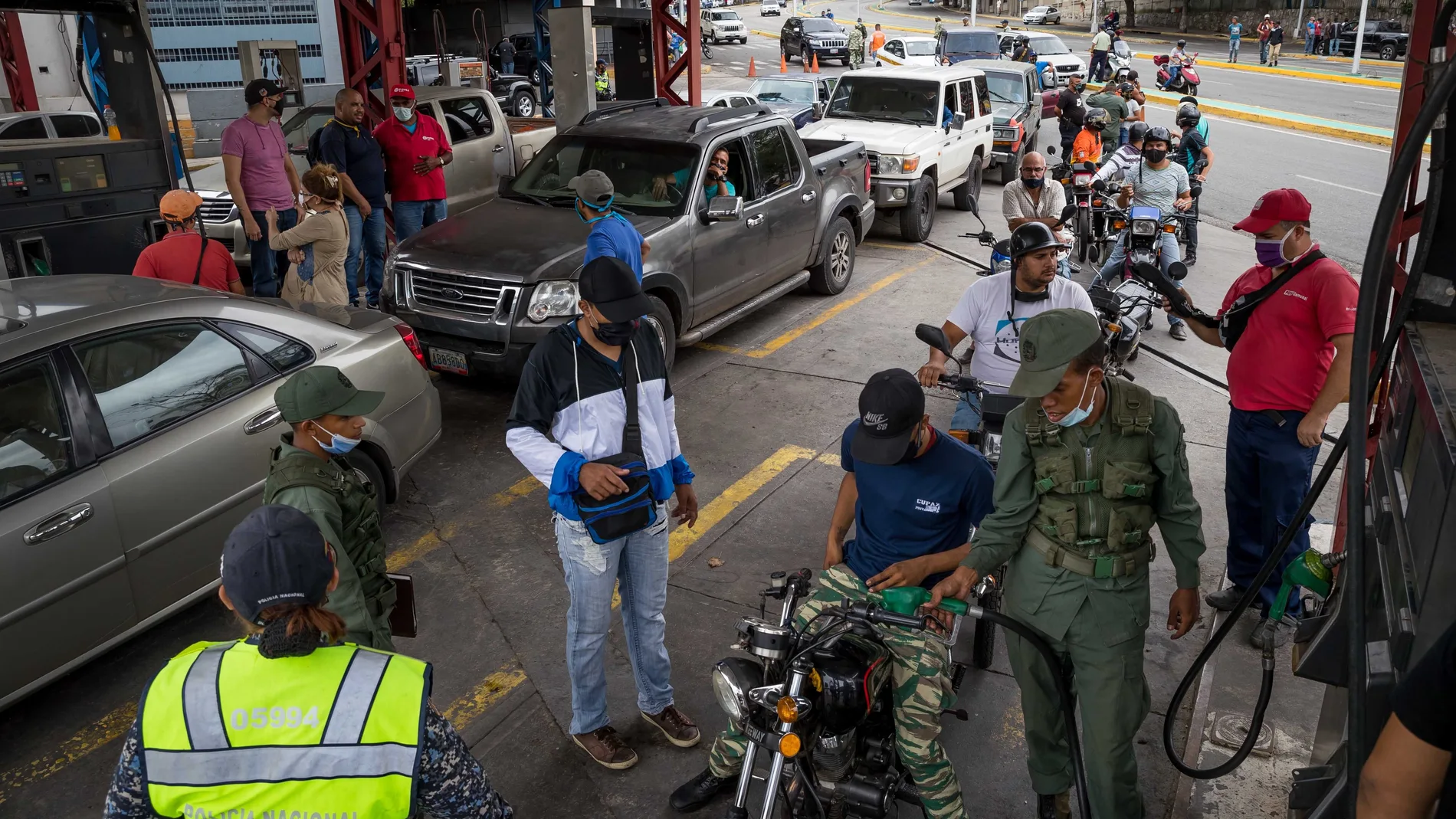 Venezuela despierta de su sueño petrolero confusa y sin protestas
