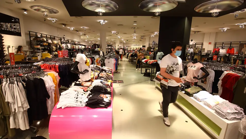 Actividad en el centro comercial El Rosal de Ponferrada durante el primer día de la fase 2 de la desescalada