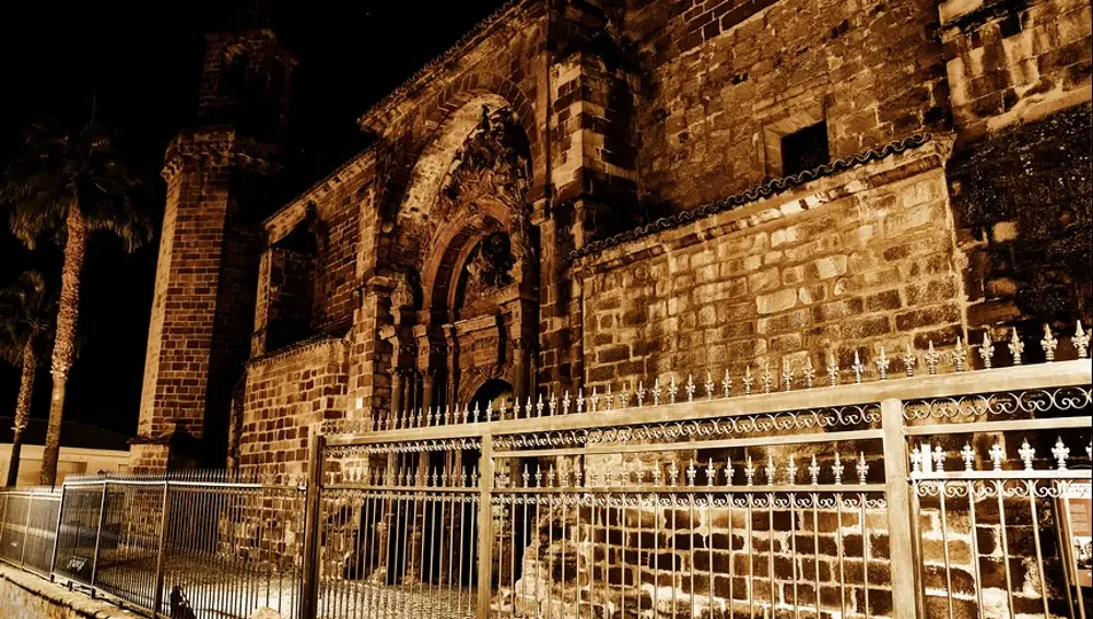 Iglesia Parroquial de la Encarnación, en Bailén, vista durante la noche.