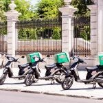 Motocicletas de Papa John´s a la entrada de un parque