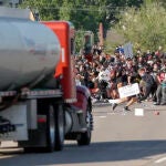 Camión intenta arrollar a manifestantes en Minneapolis