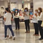 Varias dependientas de un comercio protegidas con mascarilla aplauden respetando la distancia de seguridad en el primer día de la Fase 2 de desescalada, cuando se reanudó su actividad el pasado 1 de junio