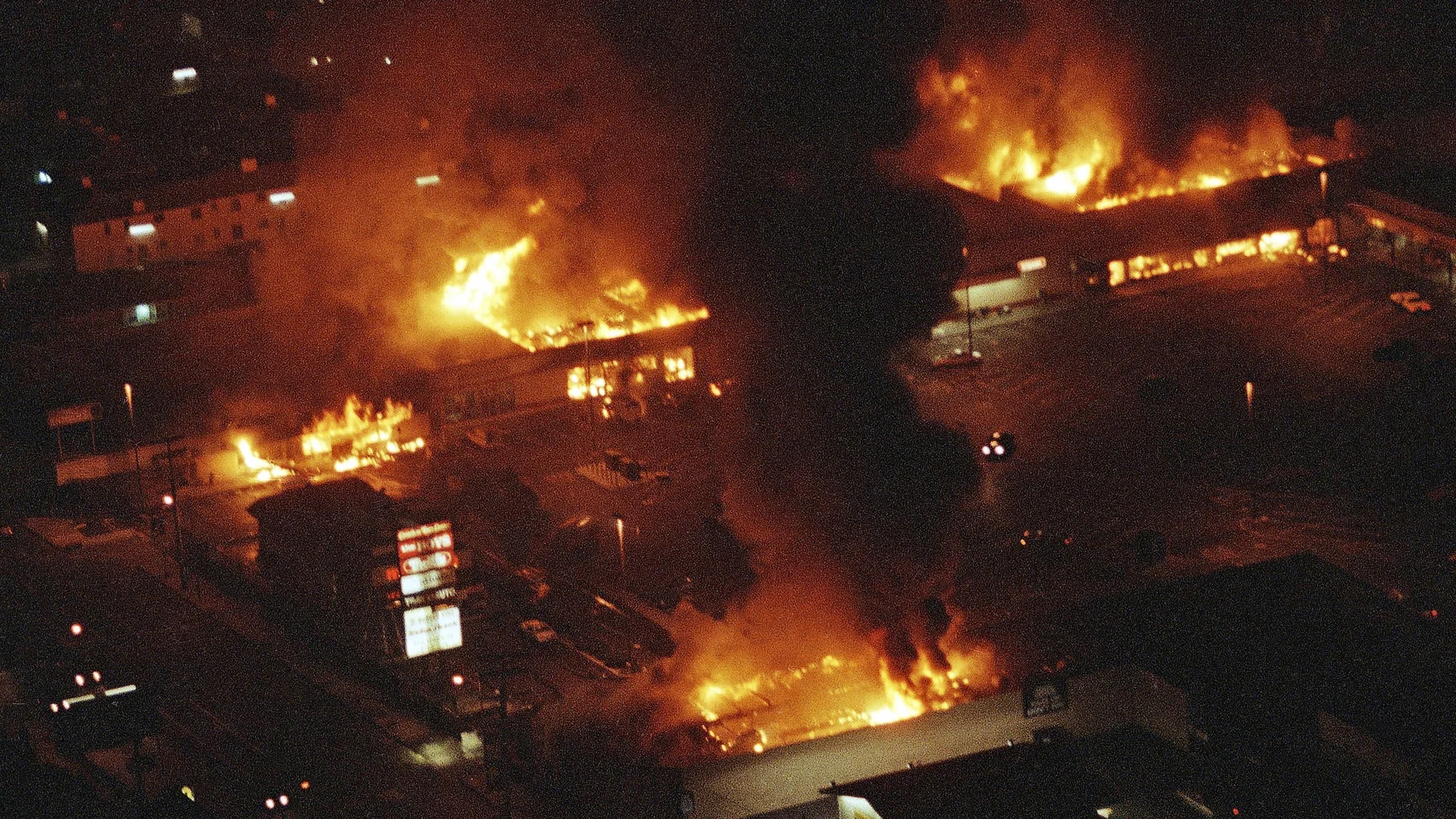 Incendio durante las protestas por la agresión sufrida por Rodney King en Los Ángeles