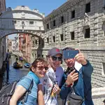 Turistas se hacen una foto en Venecia