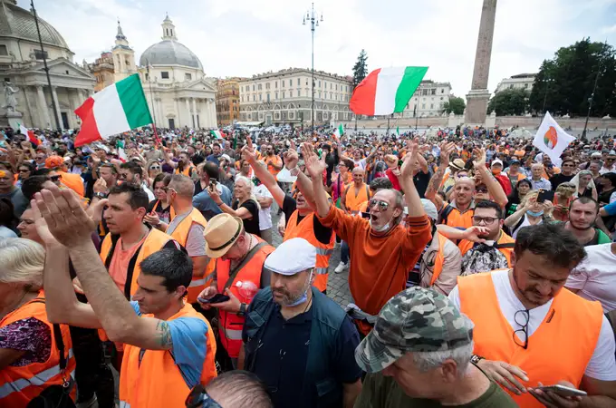 Salvini y Meloni salen a la calle contra el Gobierno de Conte sin distanciamiento ni mascarilla