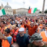 Los negacionistas del Covid-19, los "chalecos naranjas", se manifiestan en el centro de Roma