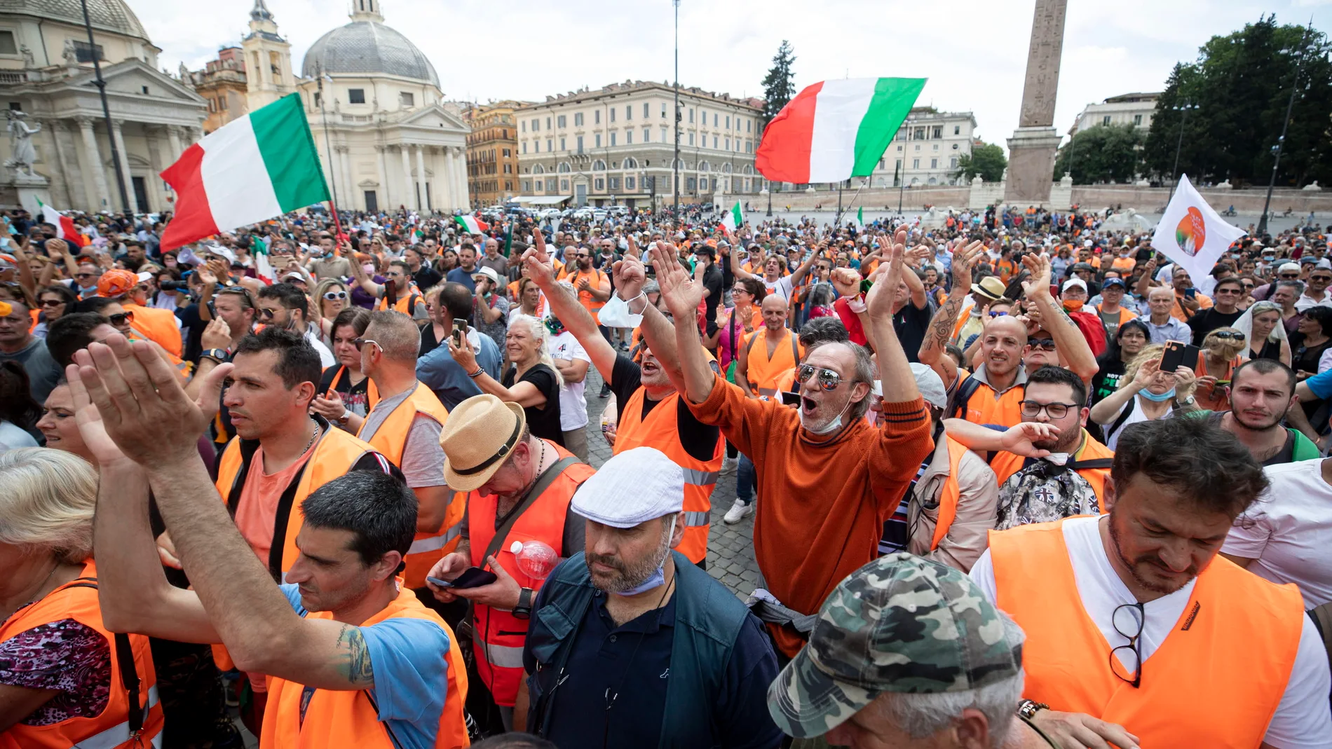 Los negacionistas del Covid-19, los "chalecos naranjas", se manifiestan en el centro de Roma