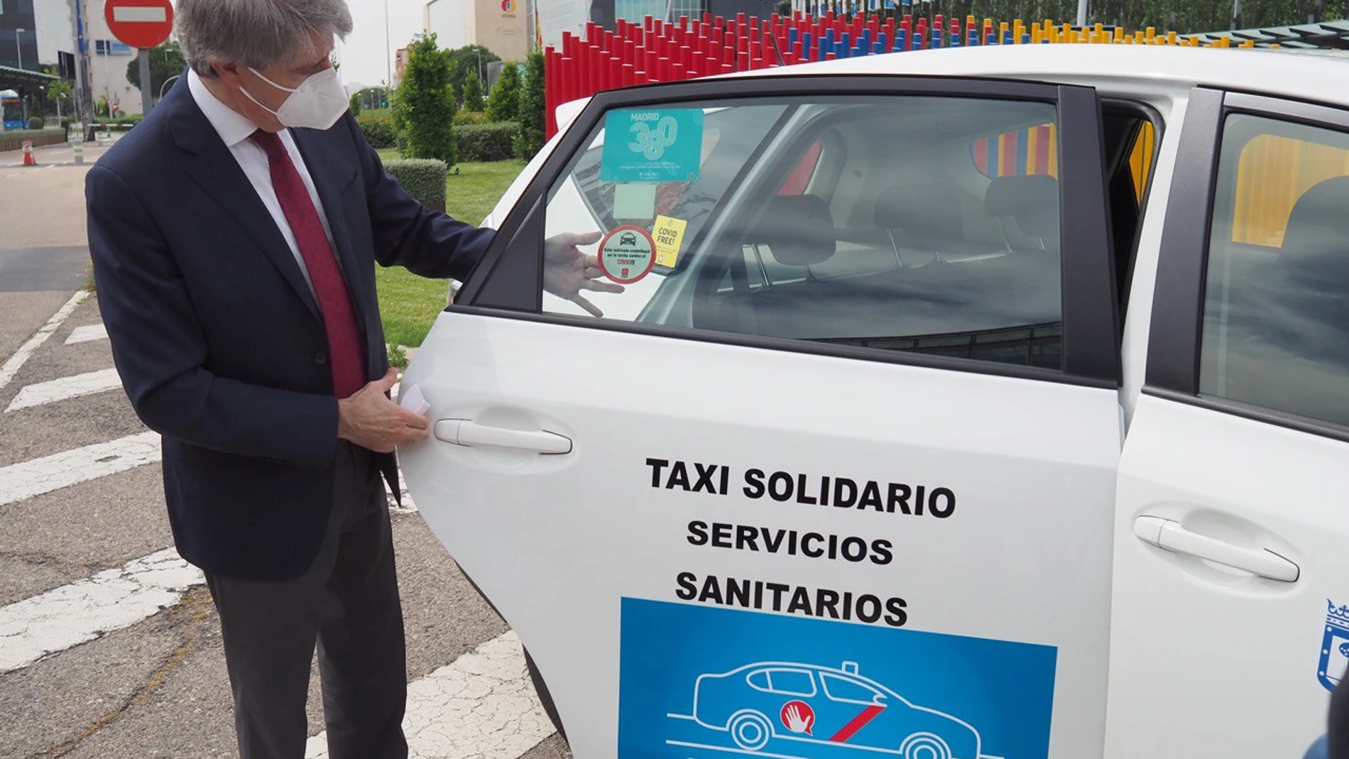 Ángel Garrido coloca el distintivo de reconocimiento al sector del Taxi de Madrid