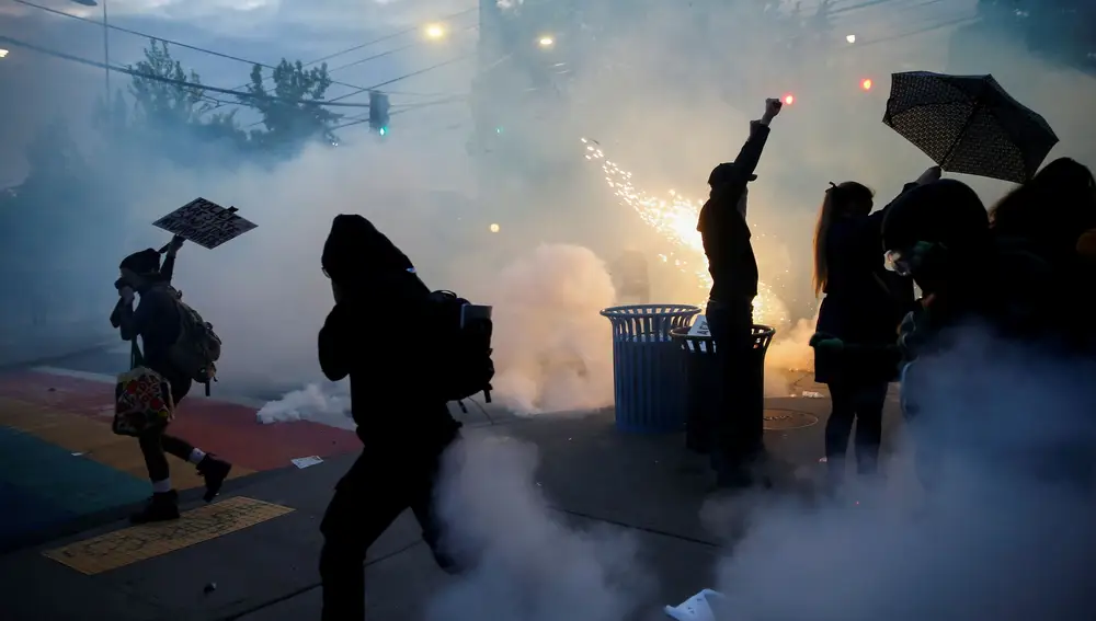 Los manifestantes se dispersan cuando la policía de Seattle lanza gases lacrimógenos, gas pimienta y dispositivos de explosión repentina durante una protesta en Seattle
