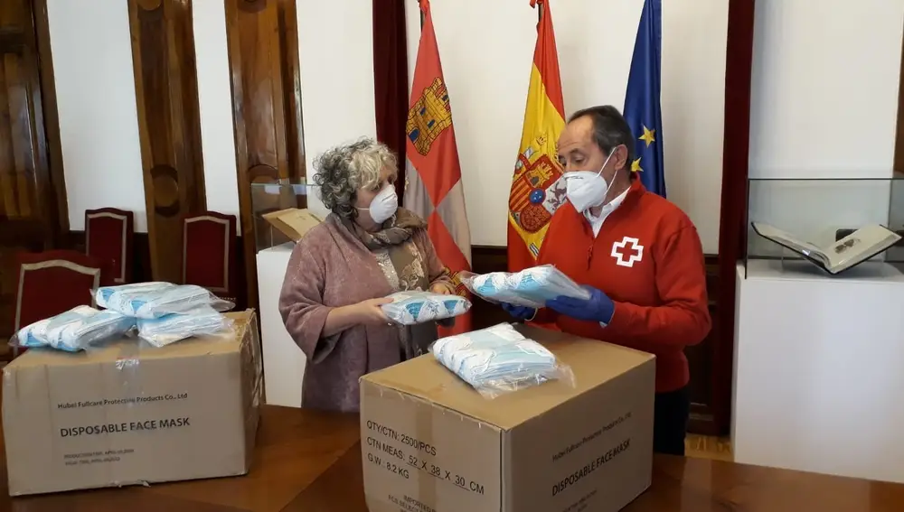 La subdelegada del Gobierno en Salamanca, Encarnación Pérez, entrega material al presidente de Cruz Roja Salamanca, Jesús Juanes