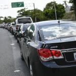 Vehículos esperan para repostar ayer en Caracas