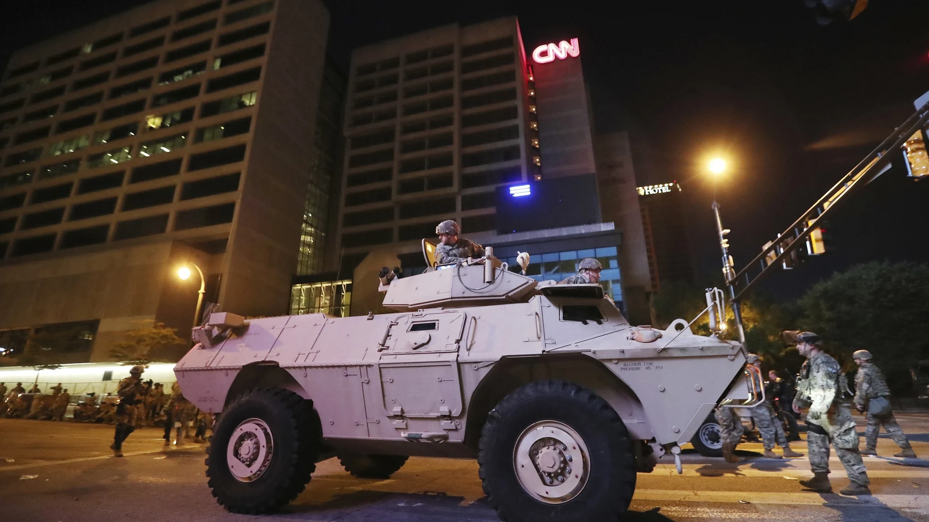 Un carro blindado de la policía en una manifestación en Mineápolis