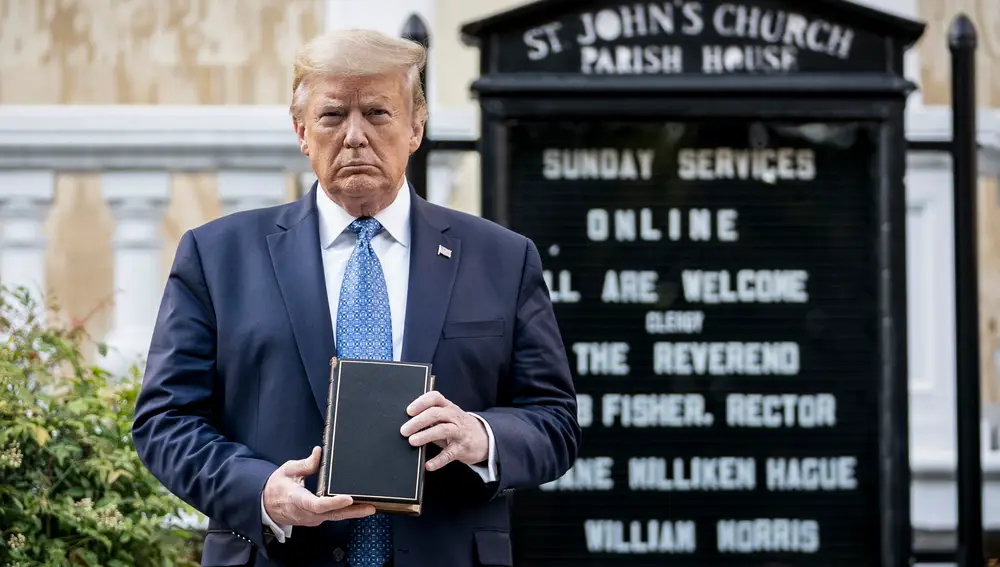 Donald Trump sostiene una Biblia enfrente de la iglesia Episcopal de Saint John