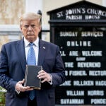 Donald Trump sostiene una Biblia enfrente de la iglesia Episcopal de Saint John