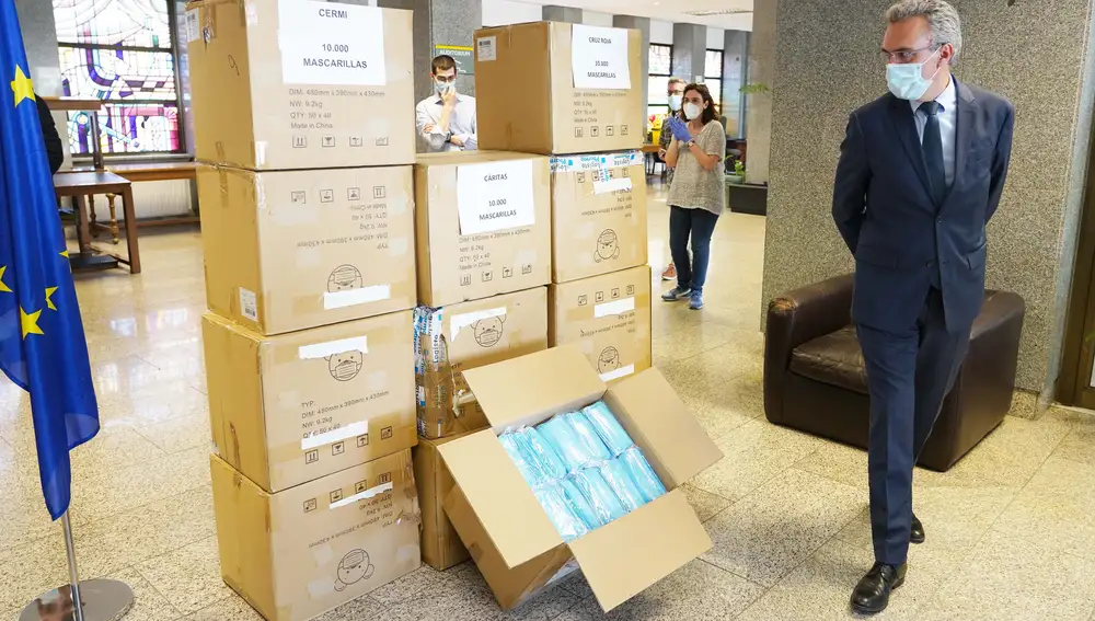 El delegado del Gobierno en Castilla y León, Javier Izquierdo, observa el material de protección que se ha entregado a las oenegés