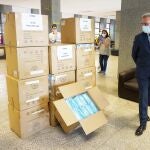 El delegado del Gobierno en Castilla y León, Javier Izquierdo, observa el material de protección que se ha entregado a las oenegés