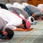 Distancia de seguridad y mascarillas para rezar en Medina, Arabia Saud