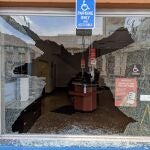 Los destrozos tras las protestas que se registraron en la ciudad ayer, en el barrio Van Nuys, en Los Ángeles (EEUU).