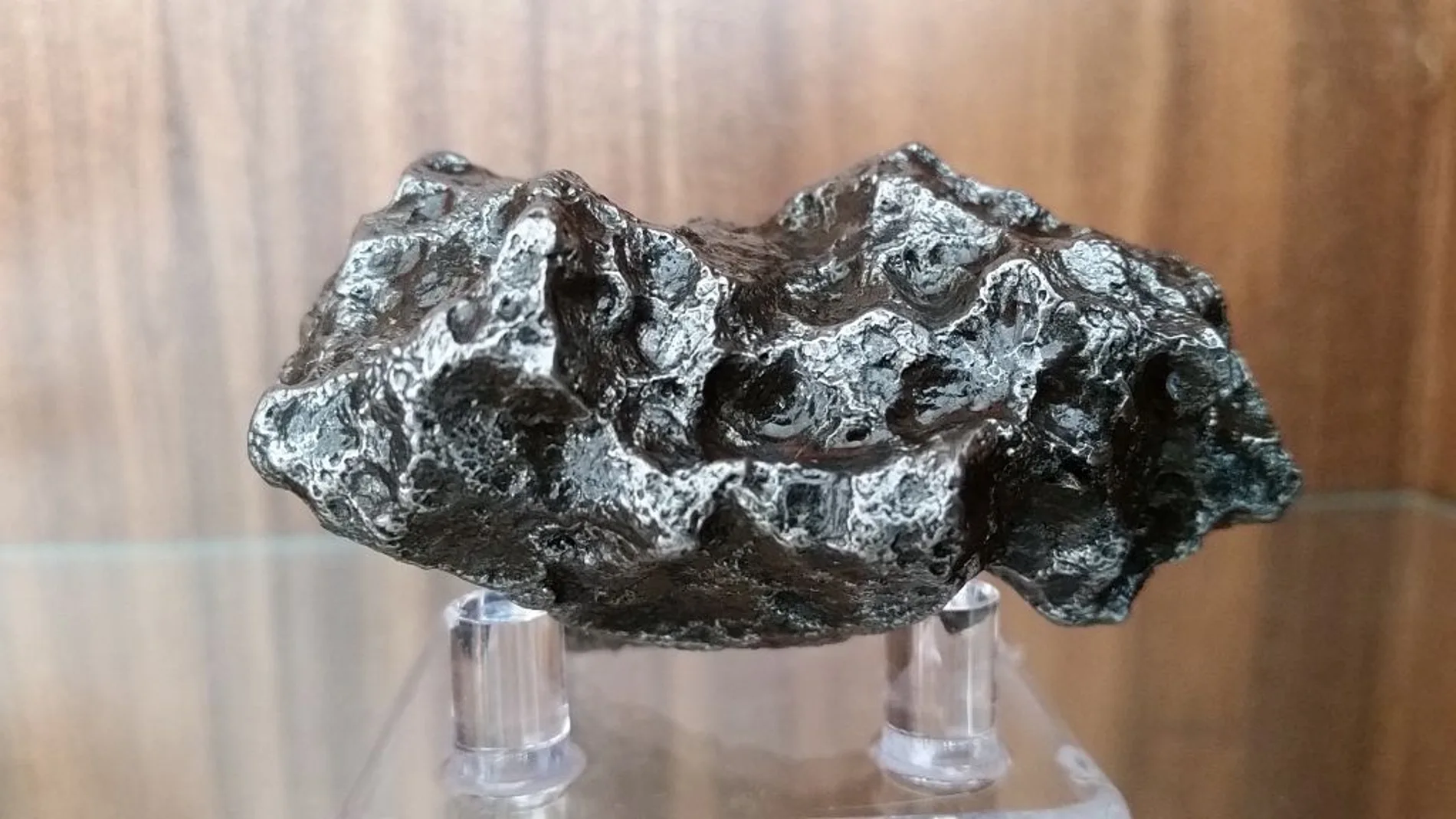 Fragmento del meteorito metálico Campo del Cielo, caído en Argentina hace entre 4000 y 5000 años.