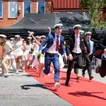 Estudiantes suecos de un instituto de Estocolmo celebran su graduación tras una ceremonia en la que solo pudieron acudir dos familiares