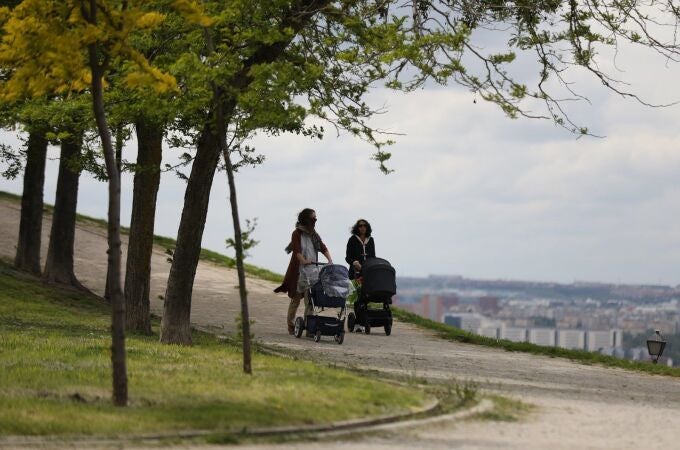 Dos mujeres pasean con sus bebés en carrito.