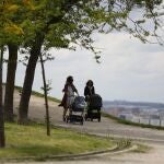 Dos mujeres pasean con sus bebés en carrito.