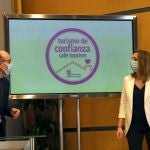 El consejero de Cultura, Javier Ortega, y la la directora general de Turismo, Estrella Torrecilla, presentan el sello de calidad
