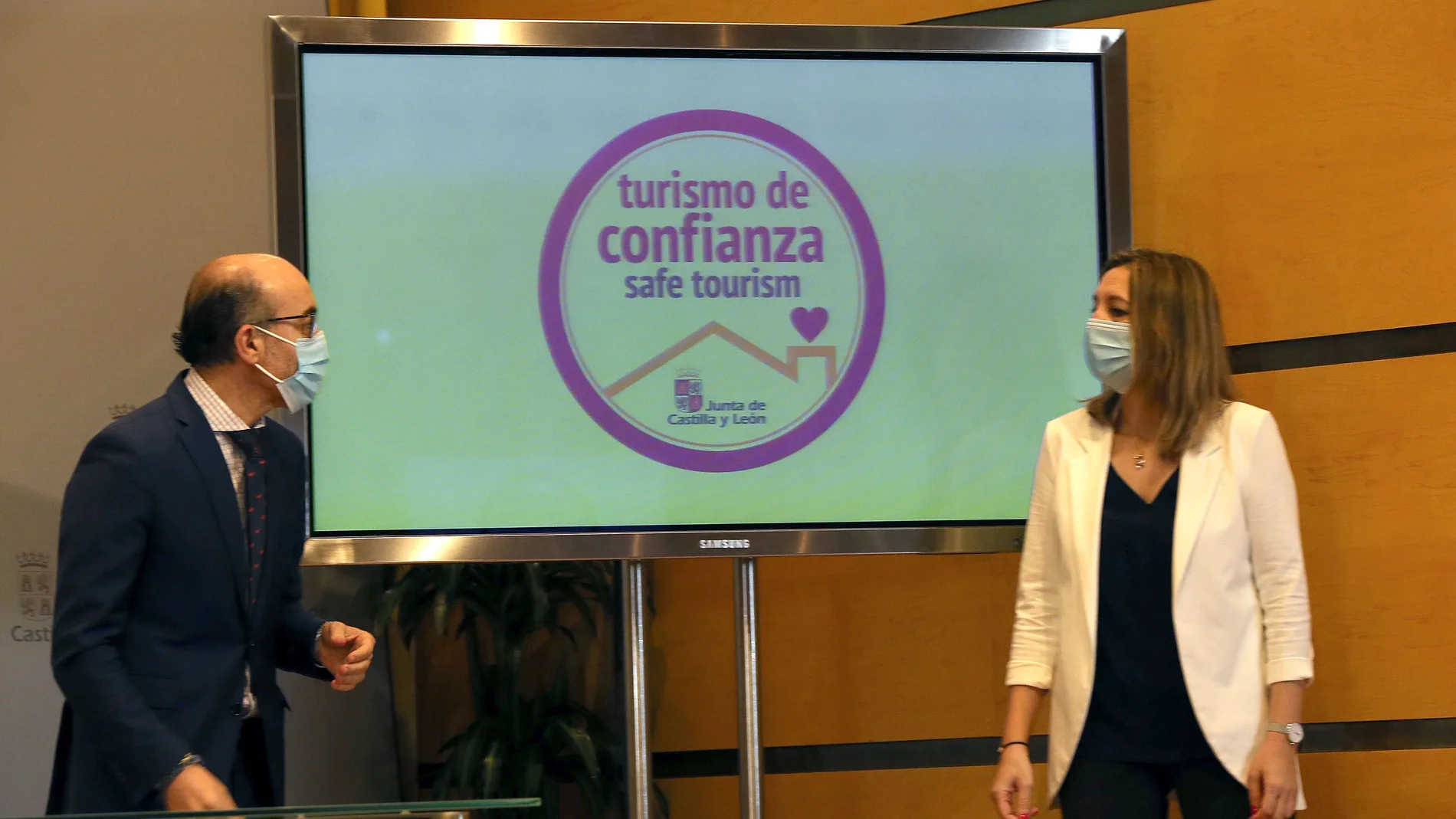 El consejero de Cultura, Javier Ortega, y la la directora general de Turismo, Estrella Torrecilla, presentan el sello de calidad