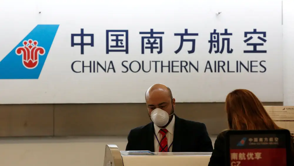 Trabajador de China Southern Airlines, una de las aerolíneas que no podrán volar a EE UU