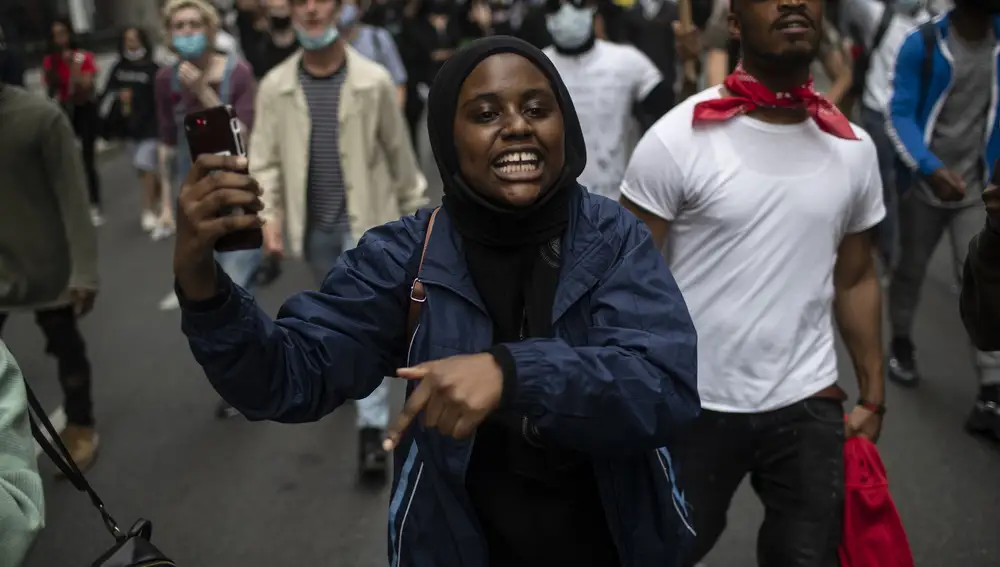 Los manifestantes cantan y marchan por las calles de Manhattan durante una manifestación solidaria pidiendo justicia por la muerte de George Floyd