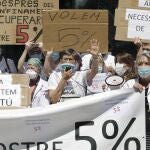 Profesionales del Hospital Clínic de Barcelona durante una concentración para reivindicar el 5% del salario recortado en 2010.