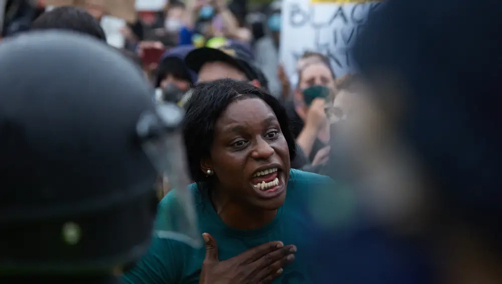 Una mujer se enfrenta a los agentes de policía durante una protesta en el parque Franklin