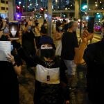 Residentes de Hong Kong encienden las luces de su móvil y alguna vela para conmemorar la masacre de Tiananmen después de la cancelación de la masiva vigilia del parque de la victoria