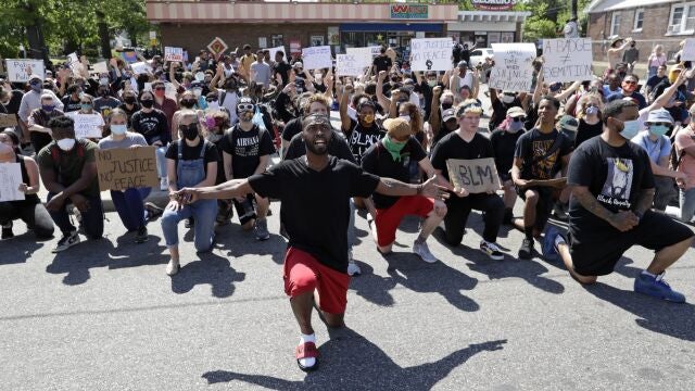 Manifestantes arrodillados en la sprotestas de Cleveland por la muerte de George Floyd