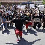 Manifestantes arrodillados en la sprotestas de Cleveland por la muerte de George Floyd