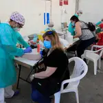Varios vecinos se hacen análisis en el último día de celebración de las pruebas voluntarias y gratuitas realizadas en la localidad madrileña de Torrejón de Ardoz, este miércoles, para determinar si los vecinos han pasado el coronavirus.