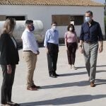 Los Reyes Felipe y Letizia durante su visita a la Sociedad Agraria de Transformación 'Vega de San Martín', para mostrar su apoyo al trabajo agroganadero y la importancia estratégica del sector primario en la Comunidad de Madrid. Durante la visita, los monarcas han estado acompañados por la presidenta de la Comunidad de Madrid, Isabel Díaz Ayuso; el ministro de Agricultura, Pesca y Alimentación, Luis Planas; la consejera de Medio Ambiente, Ordenación del Territorio y Sostenibilidad de la Comunidad de Madrid, Paloma Martín y el alcalde de San Martín De la Vega, Rafael Martínez. En San Martín de la Vega, Madrid, (España), a 3 de junio de 2020.03 JUNIO 2020Casa de S.M. el Rey03/06/2020