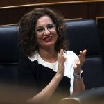 La ministra de Hacienda, María Jesús Montero, aplaude durante el pleno del Congreso del pasado miércoles.