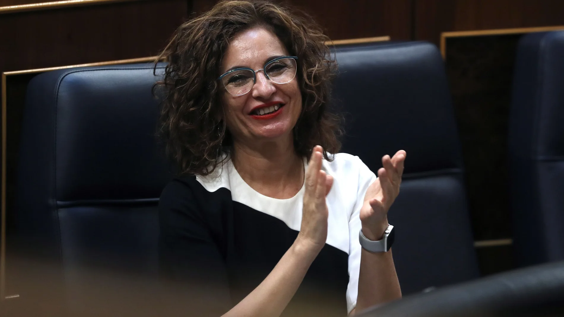 La ministra de Hacienda, María Jesús Montero, aplaude durante el pleno del Congreso del pasado miércoles.