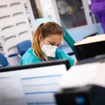 Una enfermera trabaja con su ordenador en la UCI del Hospital Central de la Defensa «Gómez Ulla» de Madrid